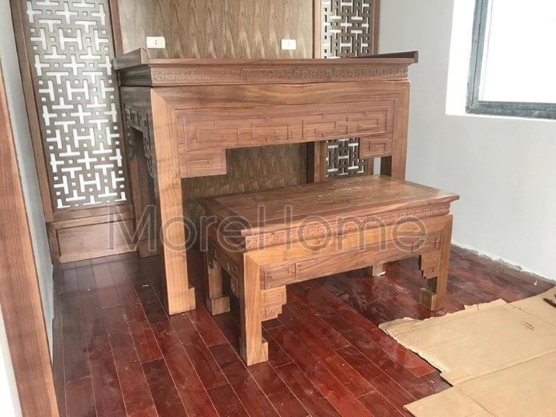 Mẫu bàn thờ gỗ óc chó kích thước lớn được nhiều khách hàng lựa chọn cho không gian biệt thự.