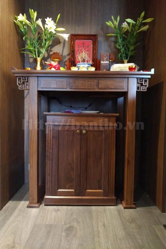 Mẫu bàn thờ gỗ óc chó đẹp chung cư mang đến sự vượng lộc, tài khí cho gia chủ.