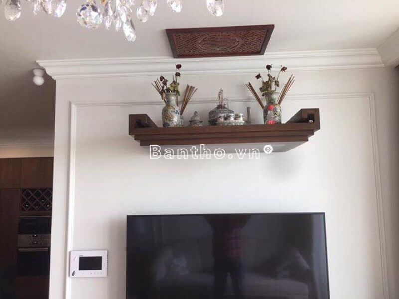 Bàn thờ treo tường gỗ óc chó thông minh là sản phẩm giúp tiết kiệm diện tích mà vẫn đáp ứng đầy đủ yêu cầu sử dụng.