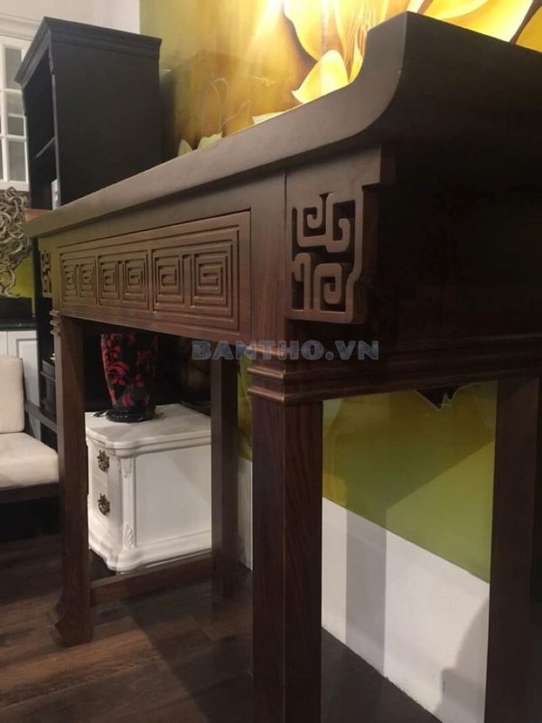 Mẫu bàn thờ gỗ óc chó đẹp luôn đảm bảo về yếu tố tâm linh, kích thước tiêu chuẩn theo phong thủy.