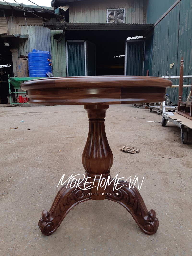 Đôn gỗ óc chó phòng khách màu sắc nâu nhạt, nâu đậm rất đẹp, tô điểm tôn lên vẻ đẹp của không gian, tận dụng làm nơi đặt bình hoa hay những đồ vật phòng thủy